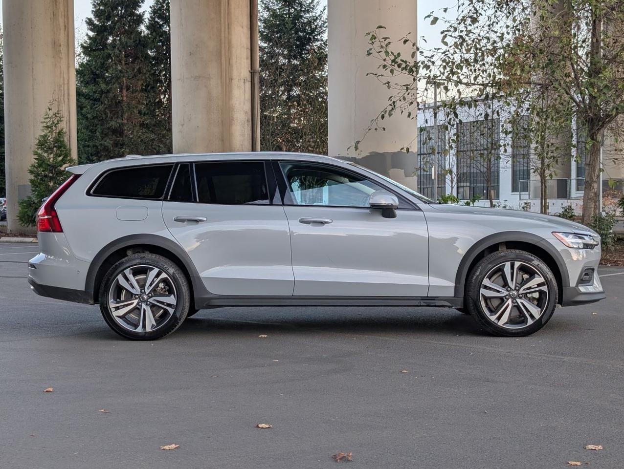 2025 Volvo V60 Cross Country B5 AWD Hybrid PLUS w/High Performance Sound, Pilot Assist, 360 Cam, 4 Heated Seats & Wheel Portland OR