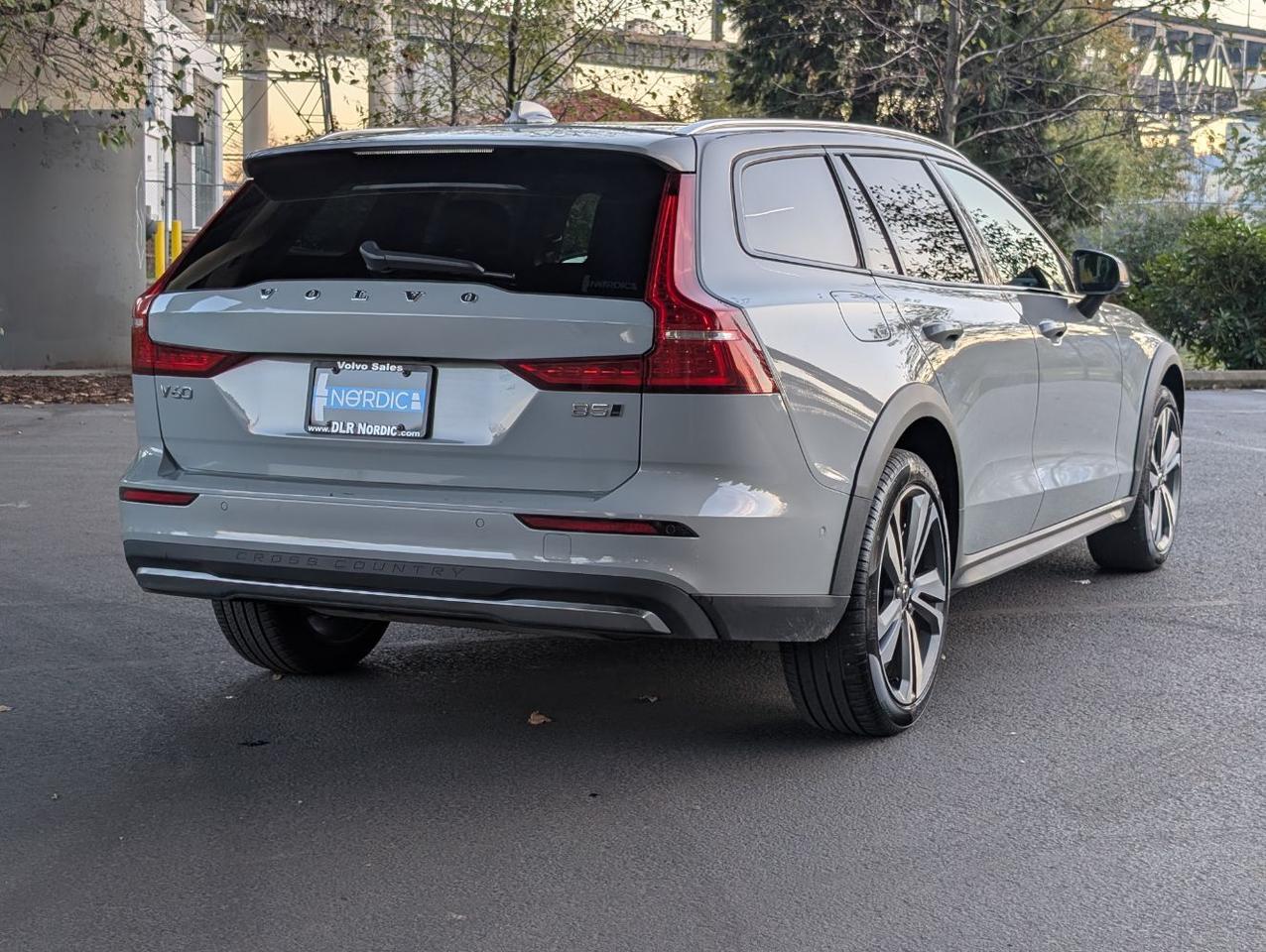 2025 Volvo V60 Cross Country B5 AWD Hybrid PLUS w/High Performance Sound, Pilot Assist, 360 Cam, 4 Heated Seats & Wheel Portland OR