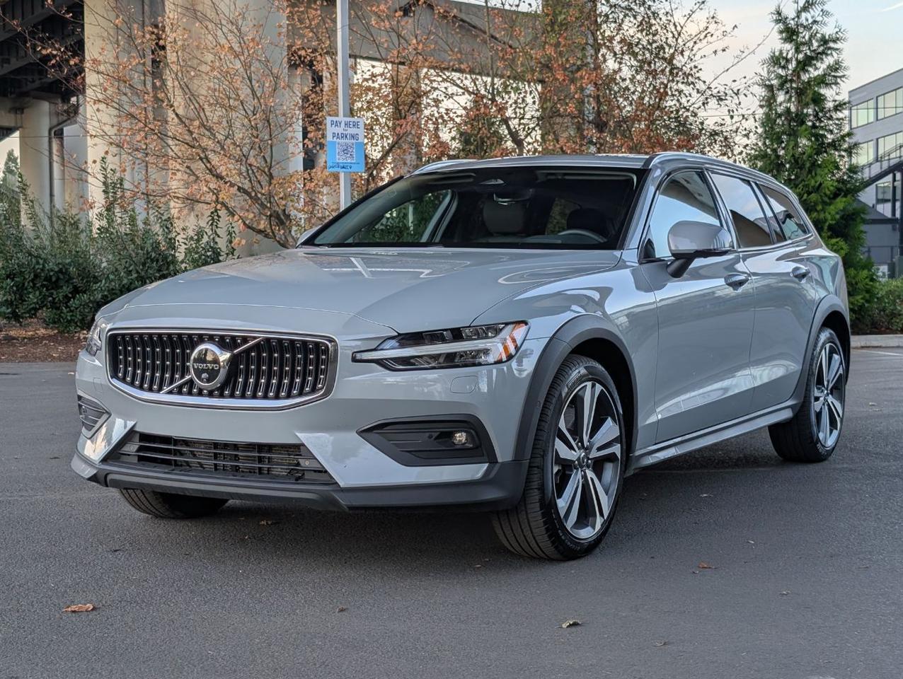 2025 Volvo V60 Cross Country B5 AWD Hybrid PLUS w/High Performance Sound, Pilot Assist, 360 Cam, 4 Heated Seats & Wheel Portland OR