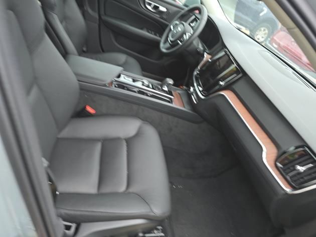 2025 Volvo V60 Cross Country B5 AWD Hybrid PLUS w/High Performance Sound, Pilot Assist, 360 Cam, 4 Heated Seats & Wheel Portland OR