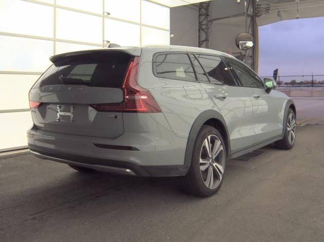 2025 Volvo V60 Cross Country B5 AWD Hybrid PLUS w/High Performance Sound, Pilot Assist, 360 Cam, 4 Heated Seats & Wheel Portland OR