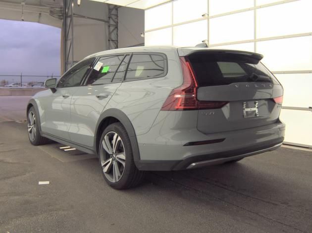 2025 Volvo V60 Cross Country B5 AWD Hybrid PLUS w/High Performance Sound, Pilot Assist, 360 Cam, 4 Heated Seats & Wheel Portland OR