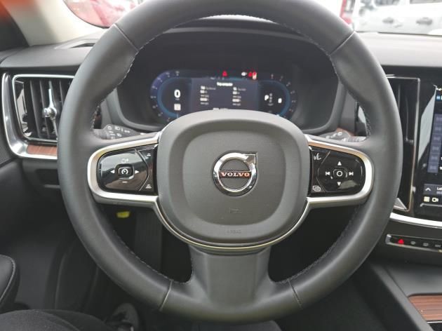 2025 Volvo V60 Cross Country B5 AWD Hybrid PLUS w/High Performance Sound, Pilot Assist, 360 Cam, 4 Heated Seats & Wheel Portland OR