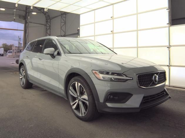 2025 Volvo V60 Cross Country B5 AWD Hybrid PLUS w/High Performance Sound, Pilot Assist, 360 Cam, 4 Heated Seats & Wheel Portland OR