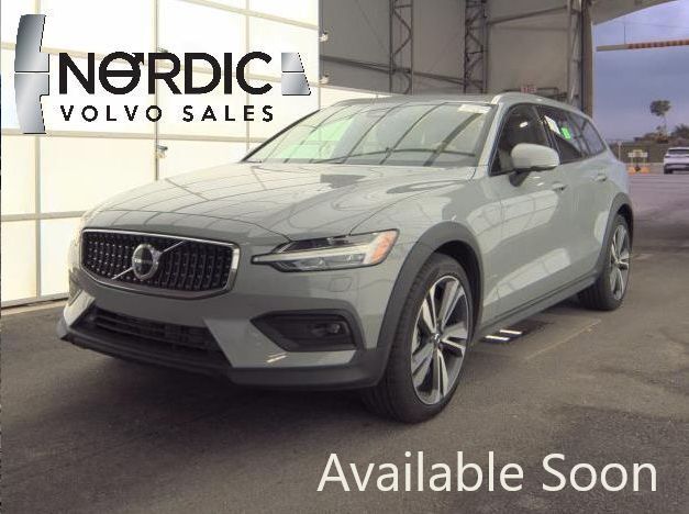 2025 Volvo V60 Cross Country B5 AWD Hybrid PLUS w/High Performance Sound, Pilot Assist, 360 Cam, 4 Heated Seats & Wheel