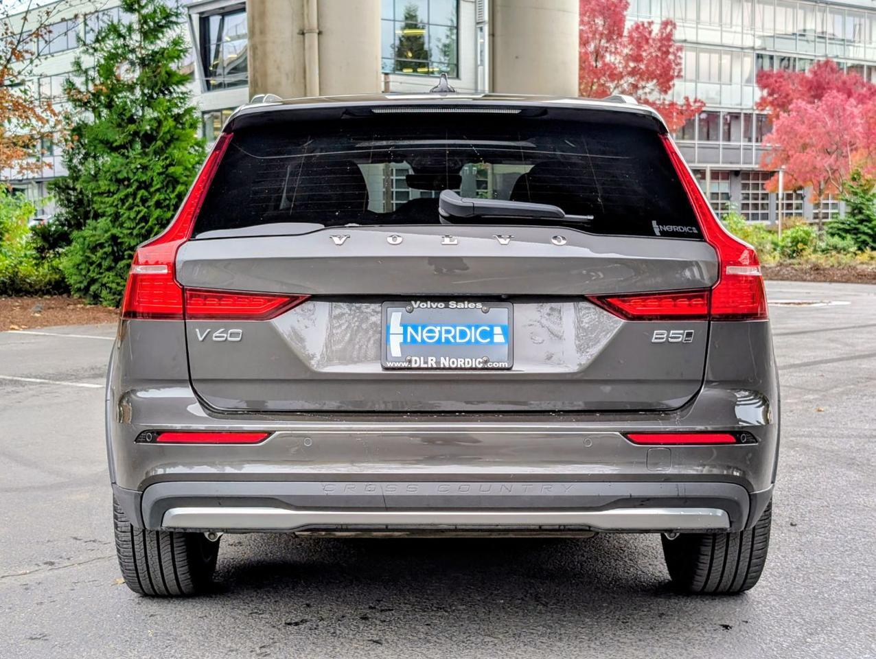 2025 Volvo V60 Cross Country B5 AWD Hybrid PLUS w/High Performance Sound, Pilot Assist, 360 Cam, 4 Heated Seats & Wheel Portland OR