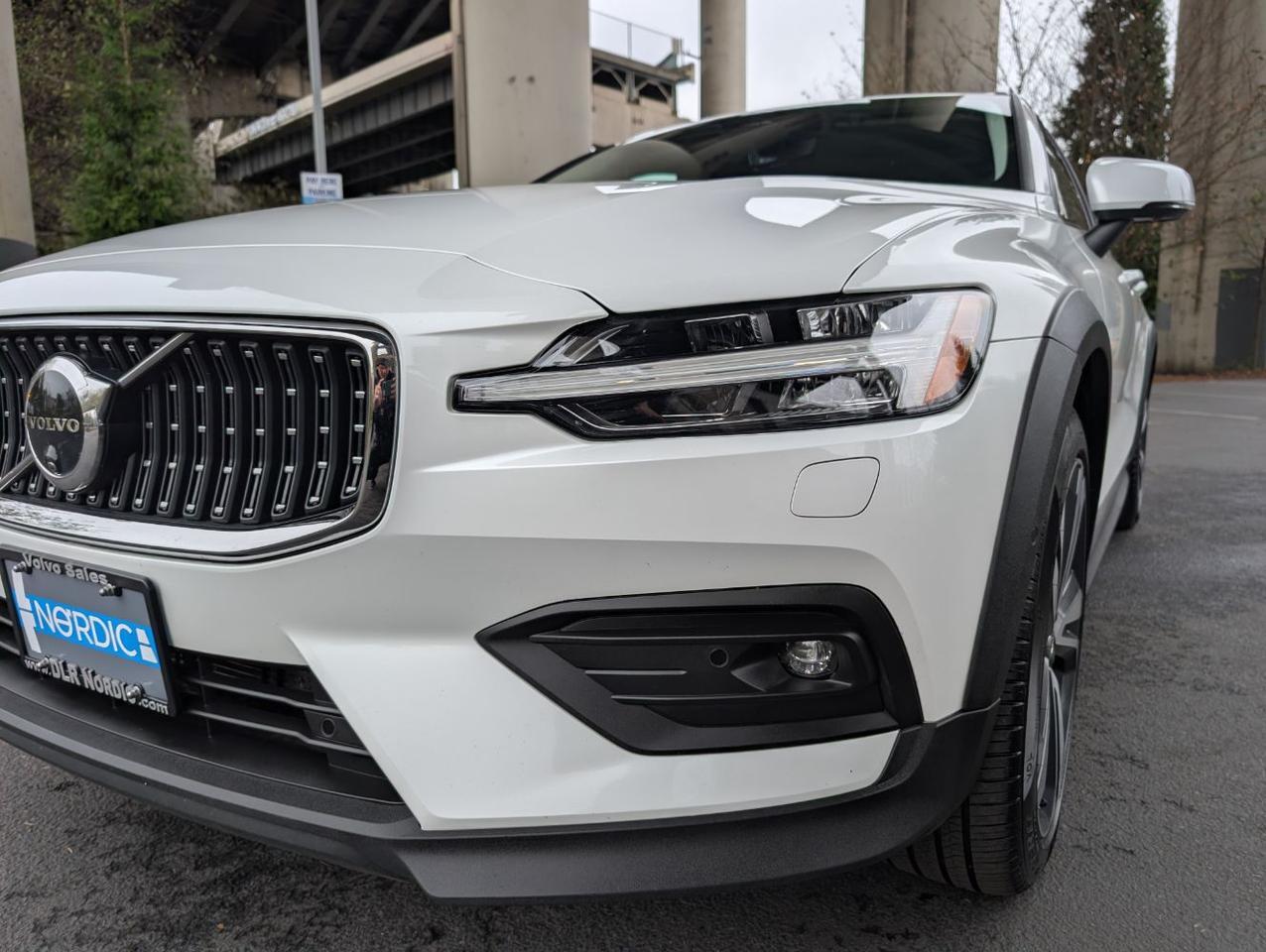 2025 Volvo V60 Cross Country B5 AWD Hybrid PLUS w/High Performance Sound, Pilot Assist, 360 Cam, Pano, 4 Heated Seats & Wheel Portland OR