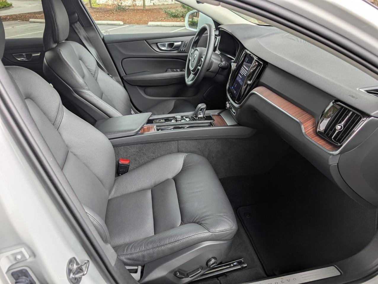 2025 Volvo V60 Cross Country B5 AWD Hybrid PLUS w/High Performance Sound, Pilot Assist, 360 Cam, Pano, 4 Heated Seats & Wheel Portland OR