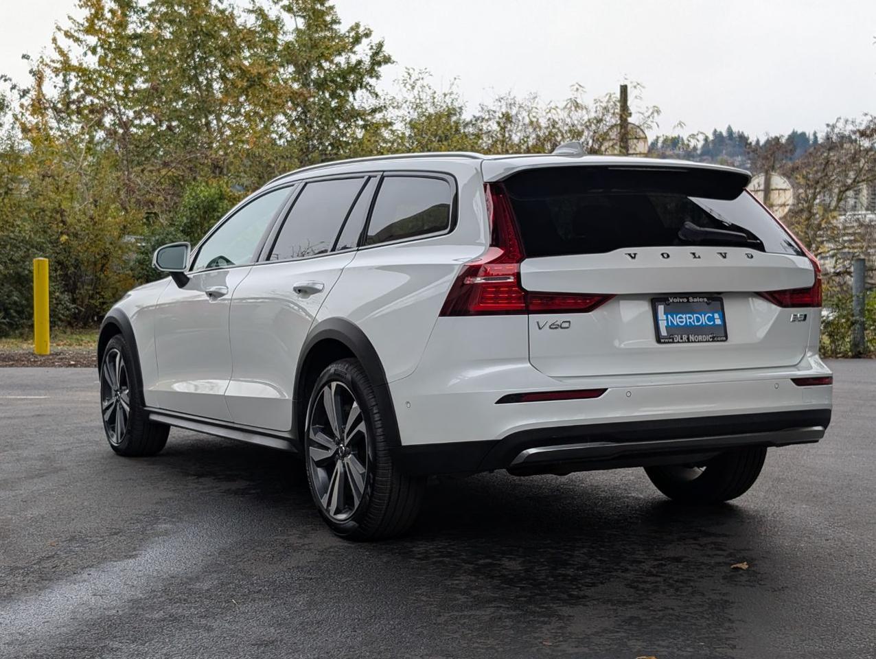 2025 Volvo V60 Cross Country B5 AWD Hybrid PLUS w/High Performance Sound, Pilot Assist, 360 Cam, Pano, 4 Heated Seats & Wheel Portland OR