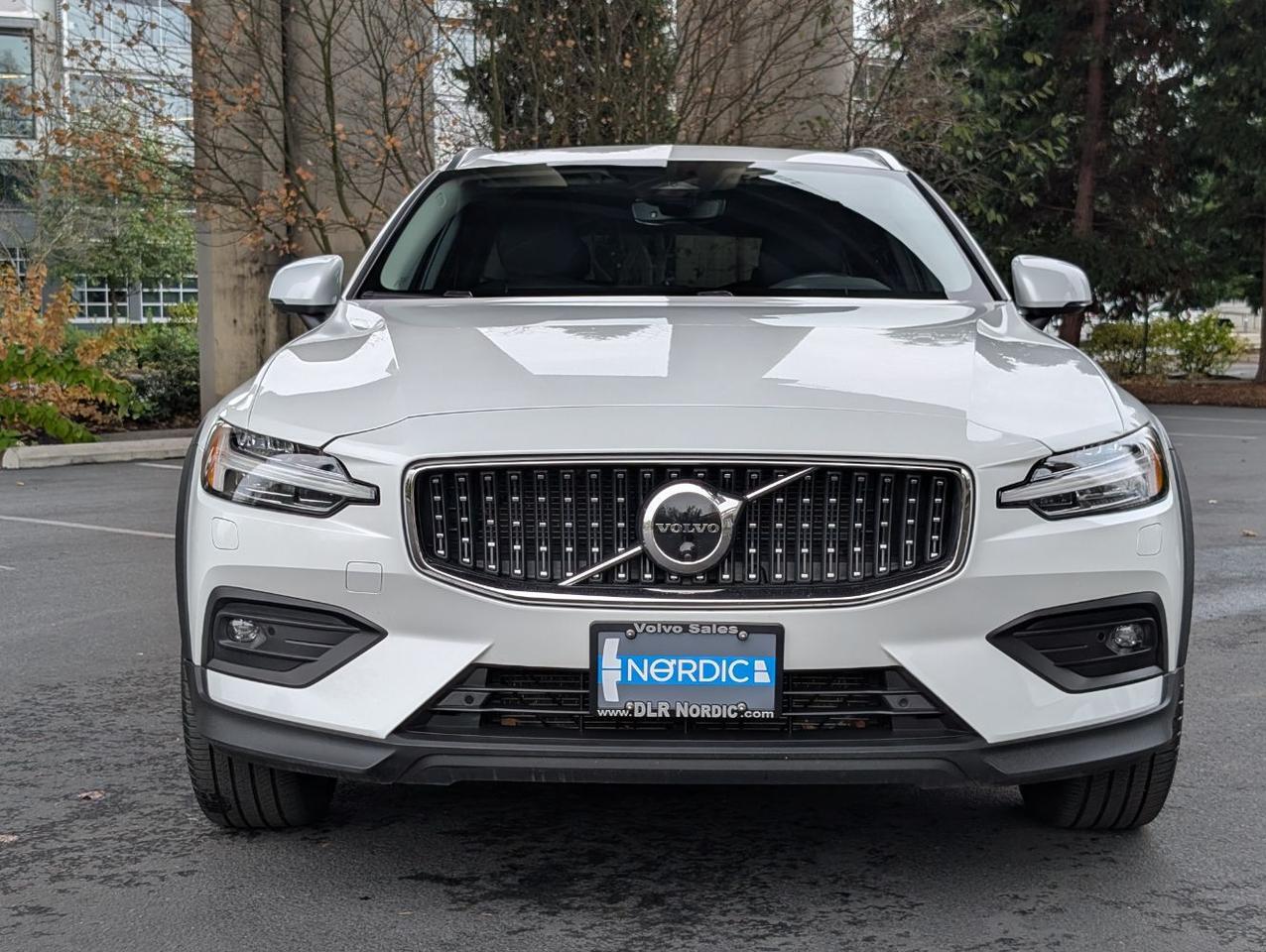 2025 Volvo V60 Cross Country B5 AWD Hybrid PLUS w/High Performance Sound, Pilot Assist, 360 Cam, Pano, 4 Heated Seats & Wheel Portland OR