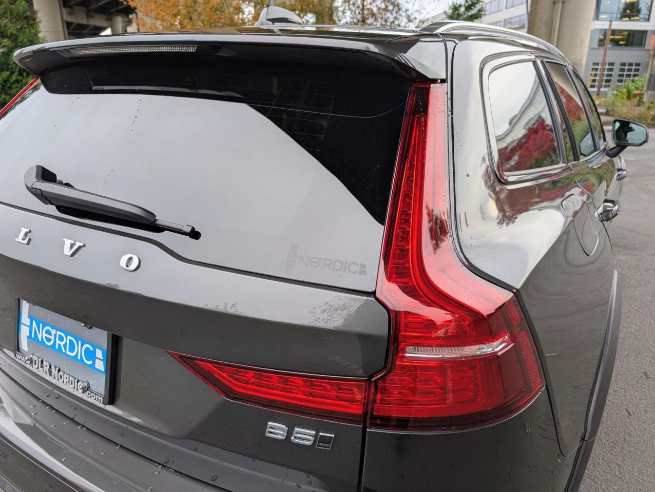 2025 Volvo V60 Cross Country B5 AWD Hybrid PLUS w/High Performance Sound, Pilot Assist, Panoramic Roof, 4 Heated Seats & Wheel Portland OR