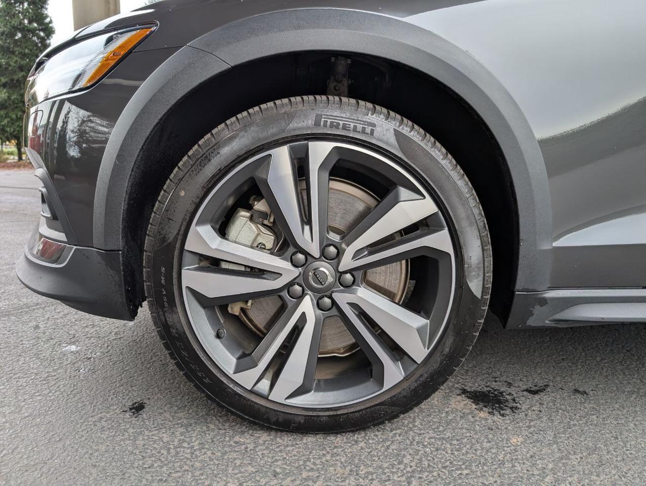 2025 Volvo V60 Cross Country B5 AWD Hybrid PLUS w/High Performance Sound, Pilot Assist, Panoramic Roof, 4 Heated Seats & Wheel Portland OR