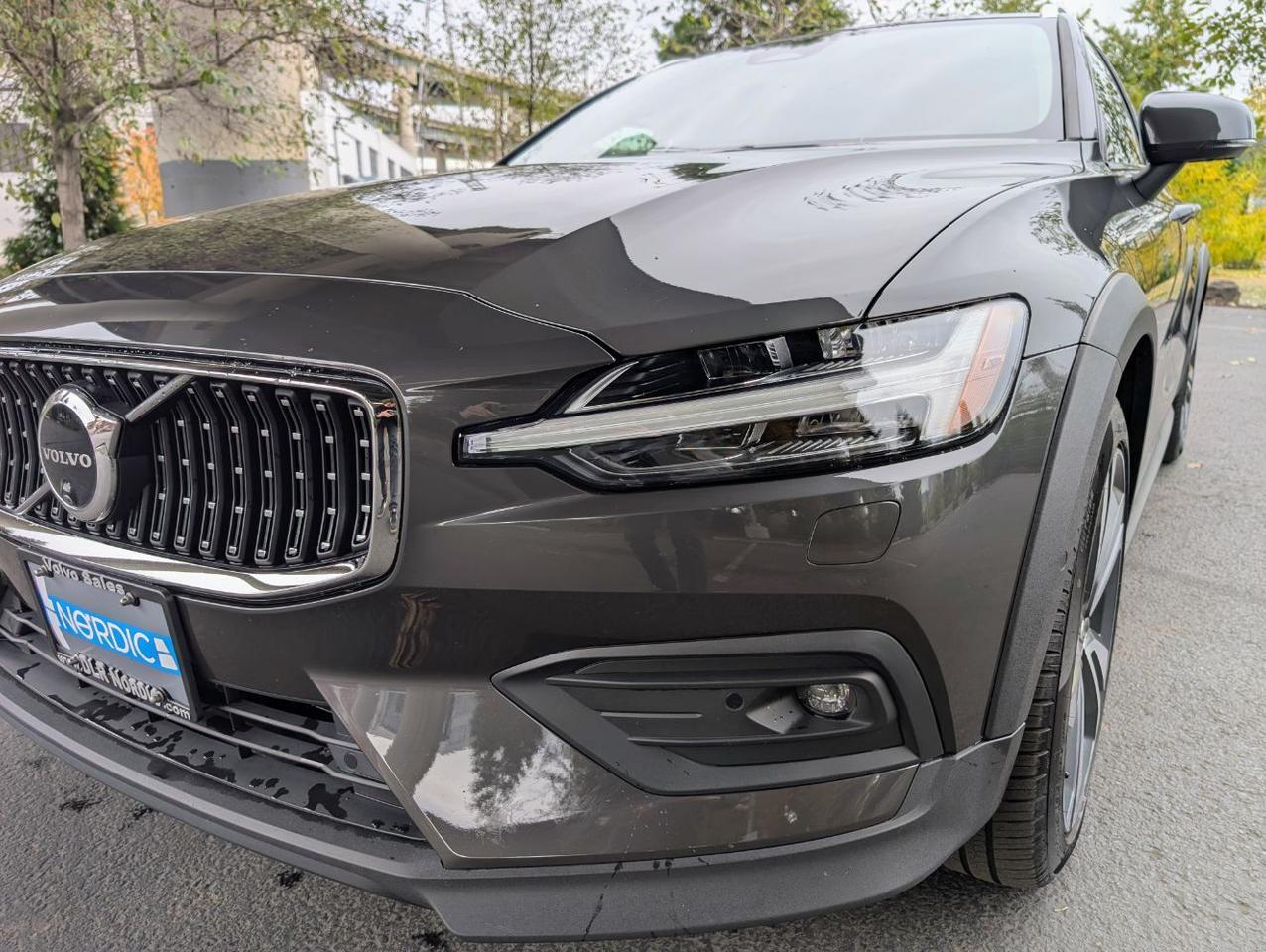 2025 Volvo V60 Cross Country B5 AWD Hybrid PLUS w/High Performance Sound, Pilot Assist, Panoramic Roof, 4 Heated Seats & Wheel Portland OR