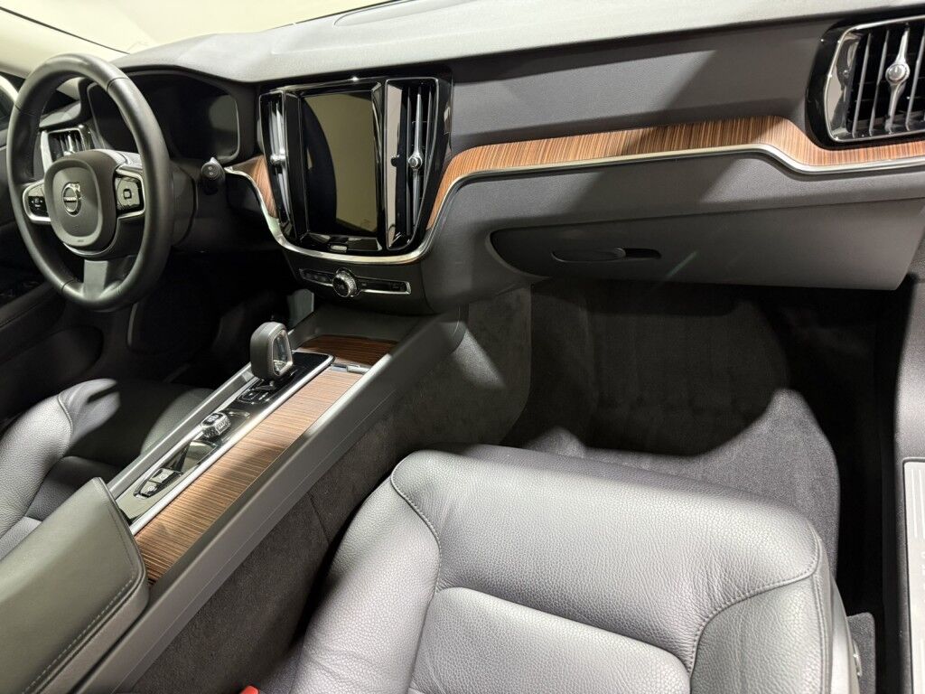 2025 Volvo V60 Cross Country B5 AWD Plus Maumee OH