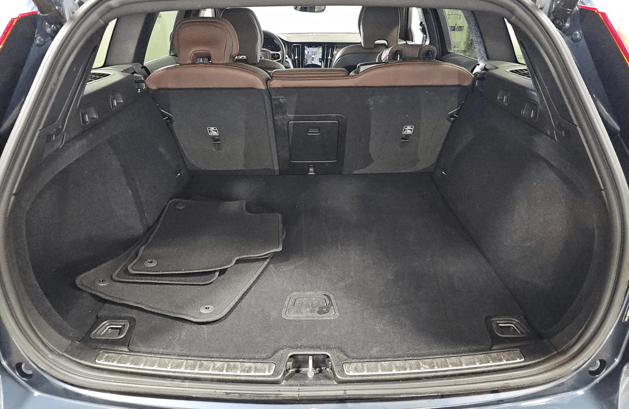 2025 Volvo V60 Cross Country B5 Hybrid AWD PLUS | Harman Kardon, Pilot Assist, 360 Cam, 19" Wheels, 4 Heated Seats & Wheel Portland OR