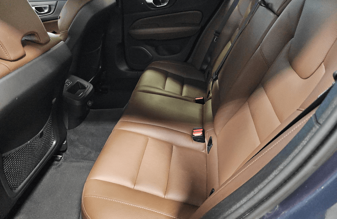 2025 Volvo V60 Cross Country B5 Hybrid AWD PLUS | Harman Kardon, Pilot Assist, 360 Cam, 19" Wheels, 4 Heated Seats & Wheel Portland OR