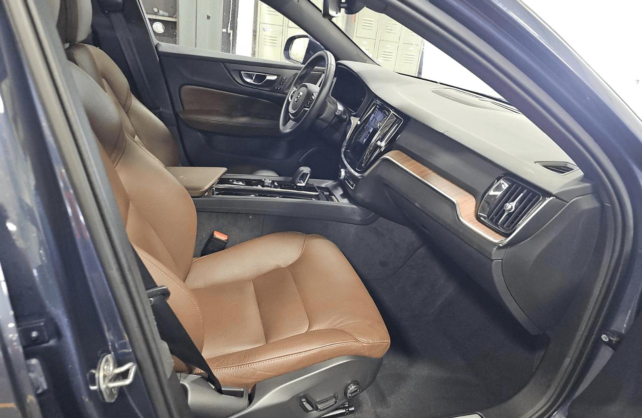 2025 Volvo V60 Cross Country B5 Hybrid AWD PLUS | Harman Kardon, Pilot Assist, 360 Cam, 19" Wheels, 4 Heated Seats & Wheel Portland OR