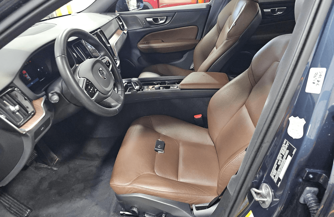 2025 Volvo V60 Cross Country B5 Hybrid AWD PLUS | Harman Kardon, Pilot Assist, 360 Cam, 19" Wheels, 4 Heated Seats & Wheel Portland OR