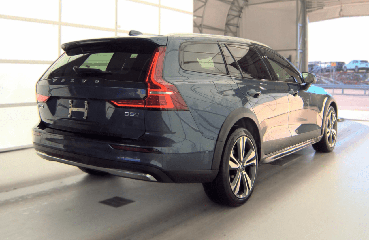 2025 Volvo V60 Cross Country B5 Hybrid AWD PLUS | Harman Kardon, Pilot Assist, 360 Cam, 19" Wheels, 4 Heated Seats & Wheel Portland OR