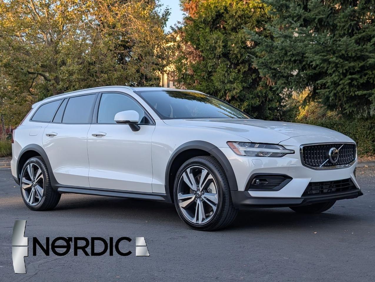 2025 Volvo V60 Cross Country B5 Hybrid AWD PLUS | Harman Kardon, Pilot Assist, Climate Pkg, 19 Wheels *