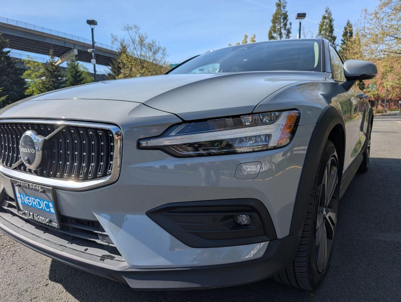 2025 Volvo V60 Cross Country B5 Hybrid AWD PLUS | High Performance Audio, Climate Pk, 19" WHeels * Portland OR