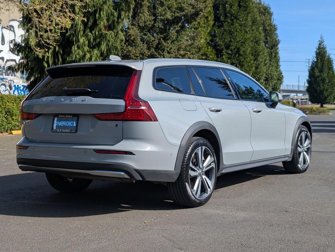 2025 Volvo V60 Cross Country B5 Hybrid AWD PLUS | High Performance Audio, Climate Pk, 19" WHeels * Portland OR