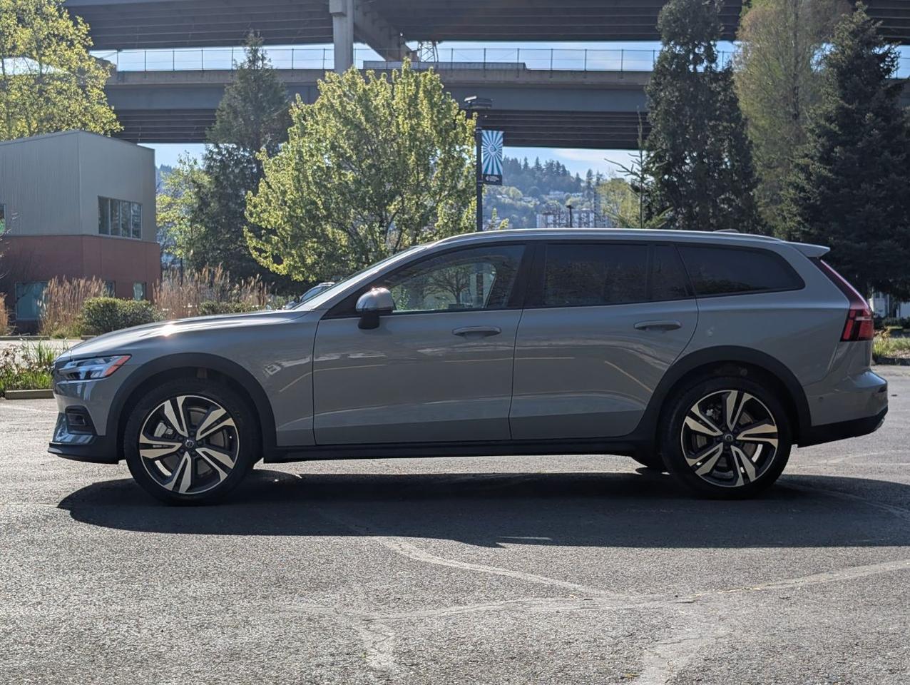 2025 Volvo V60 Cross Country B5 Hybrid AWD PLUS | High Performance Audio, Climate Pk, 19" WHeels * Portland OR