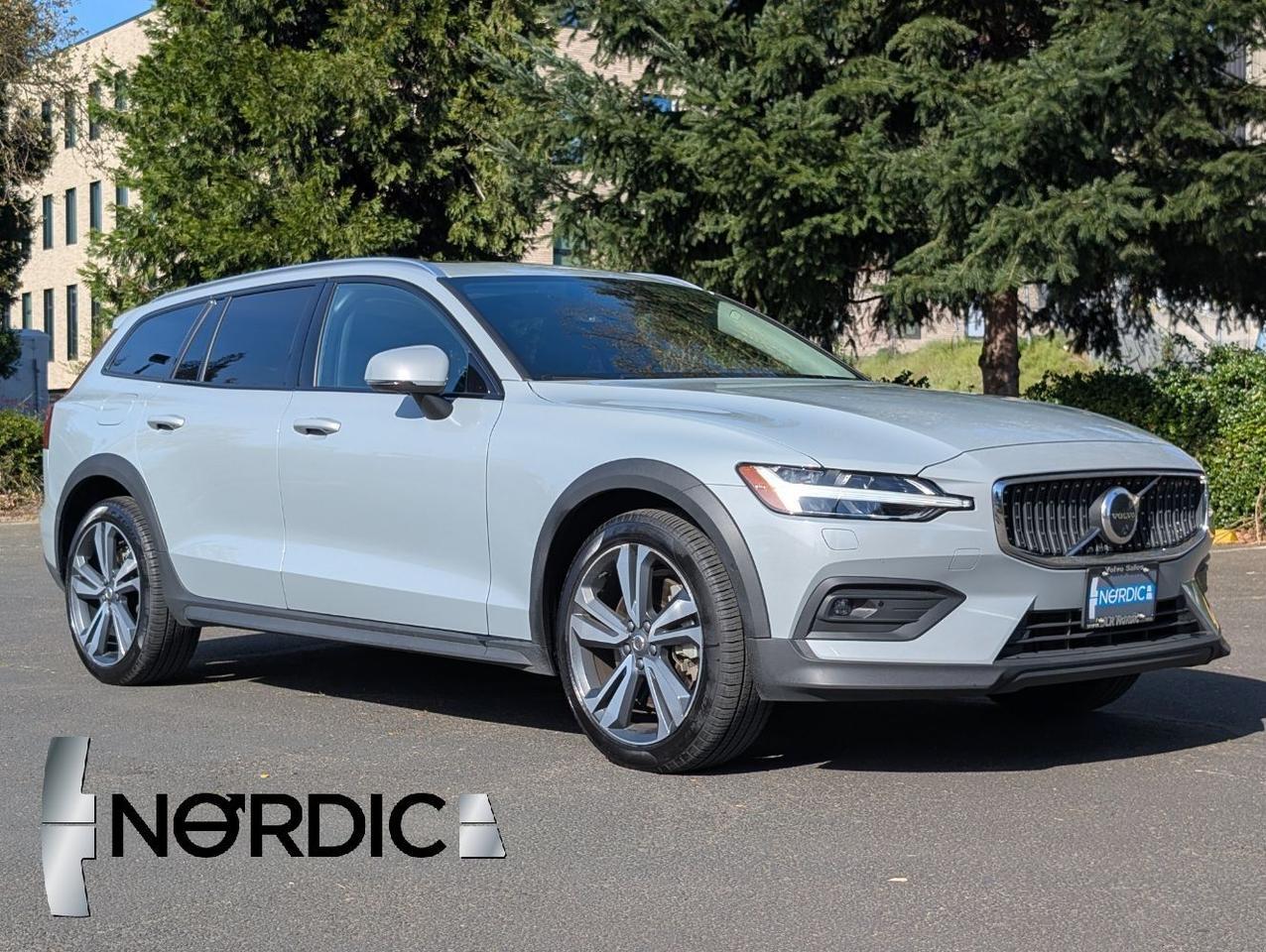 2025 Volvo V60 Cross Country B5 Hybrid AWD PLUS | High Performance Audio, Climate Pk, 19" WHeels *