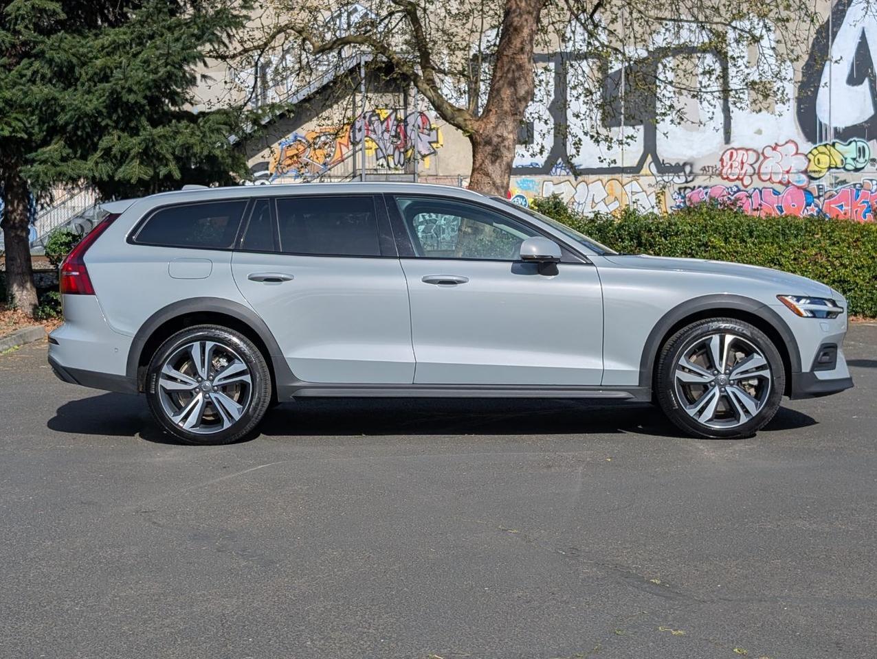 2025 Volvo V60 Cross Country B5 Hybrid AWD PLUS | High Performance Audio, Climate Pk, 19" WHeels * Portland OR