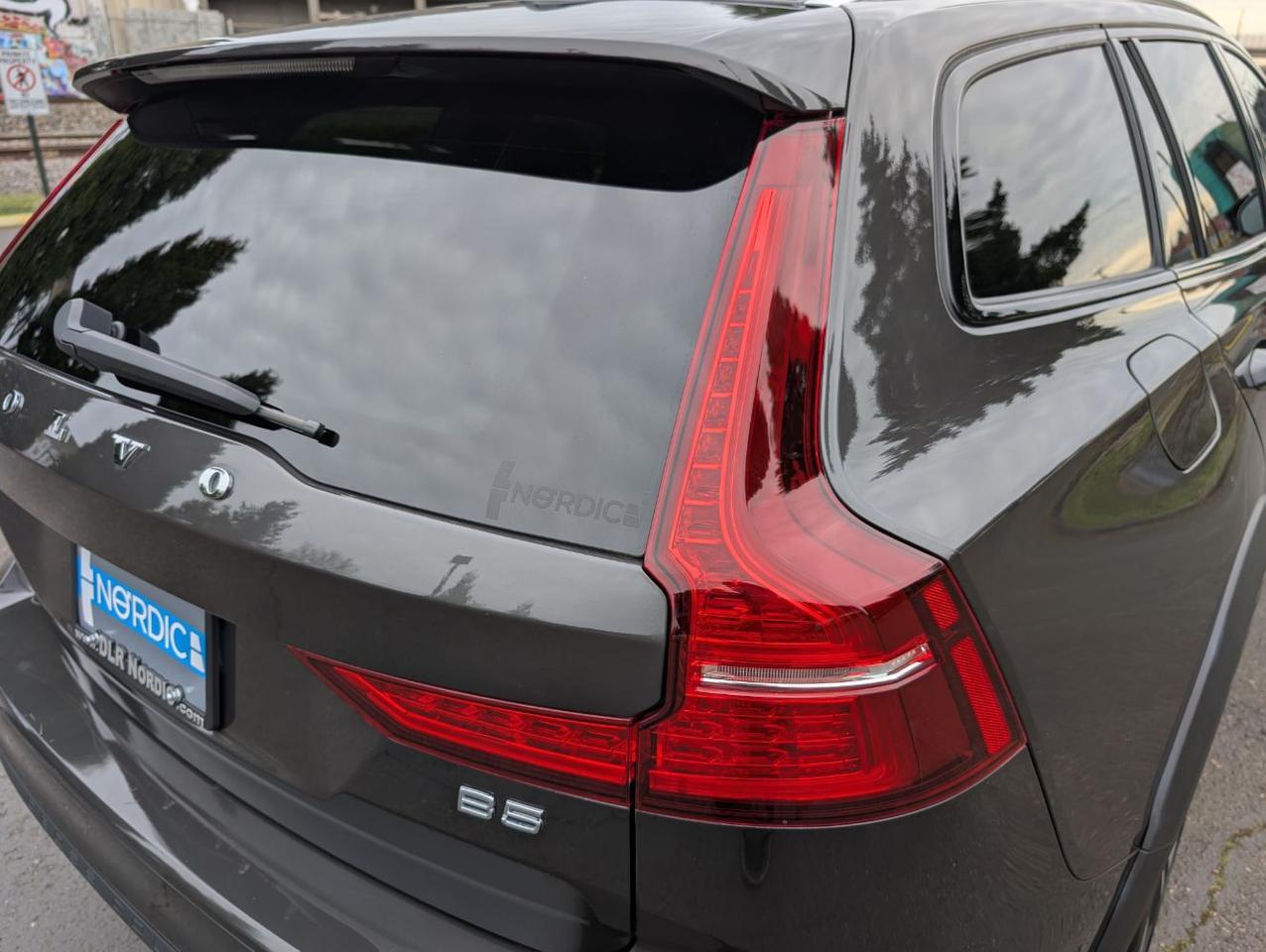 2025 Volvo V60 Cross Country B5 Hybrid AWD PLUS | High Performance Audio, Pilot Assist, 360 Cam, 4 Heated Seats & Wheel Portland OR