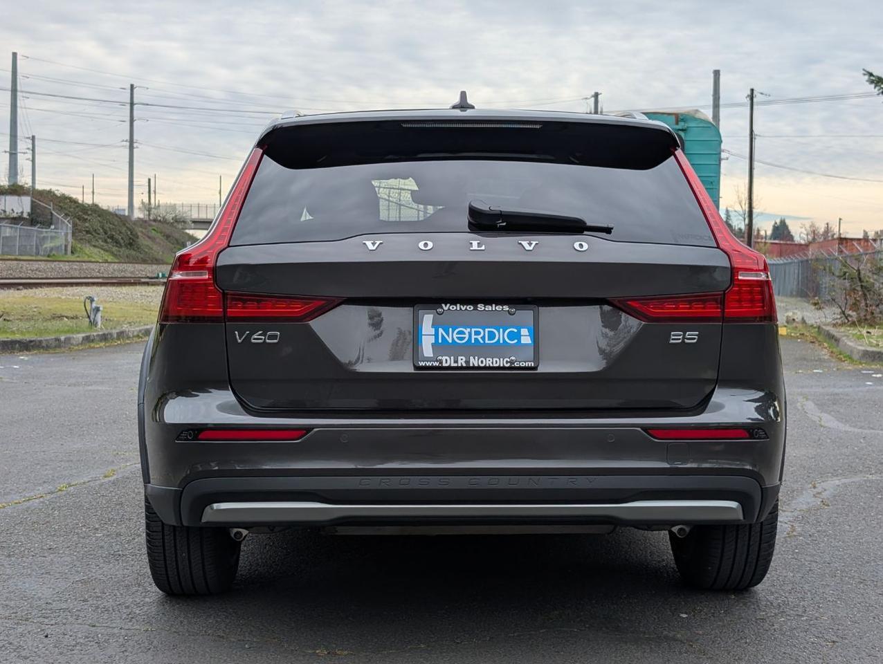 2025 Volvo V60 Cross Country B5 Hybrid AWD PLUS | High Performance Audio, Pilot Assist, 360 Cam, 4 Heated Seats & Wheel Portland OR