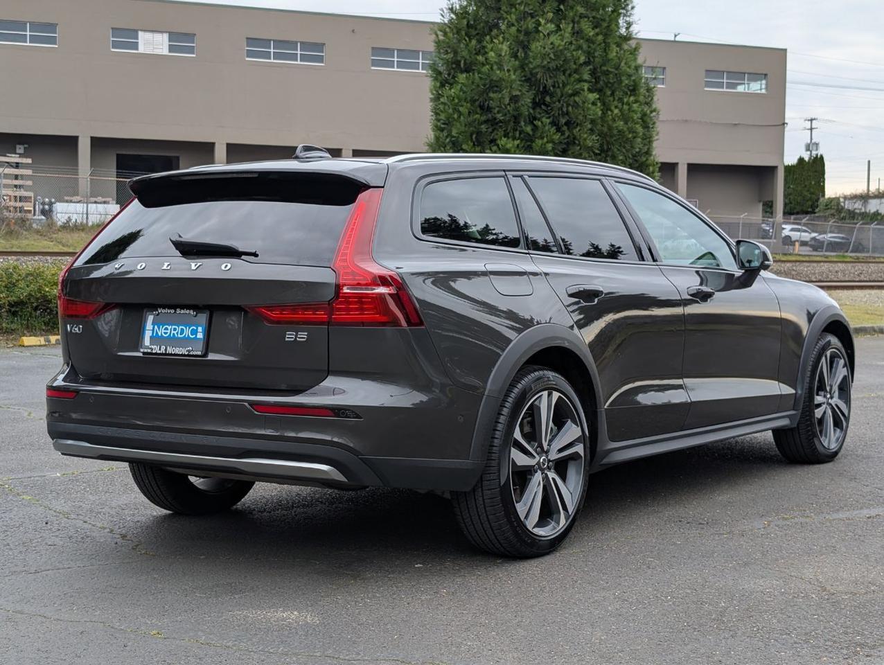 2025 Volvo V60 Cross Country B5 Hybrid AWD PLUS | High Performance Audio, Pilot Assist, 360 Cam, 4 Heated Seats & Wheel Portland OR