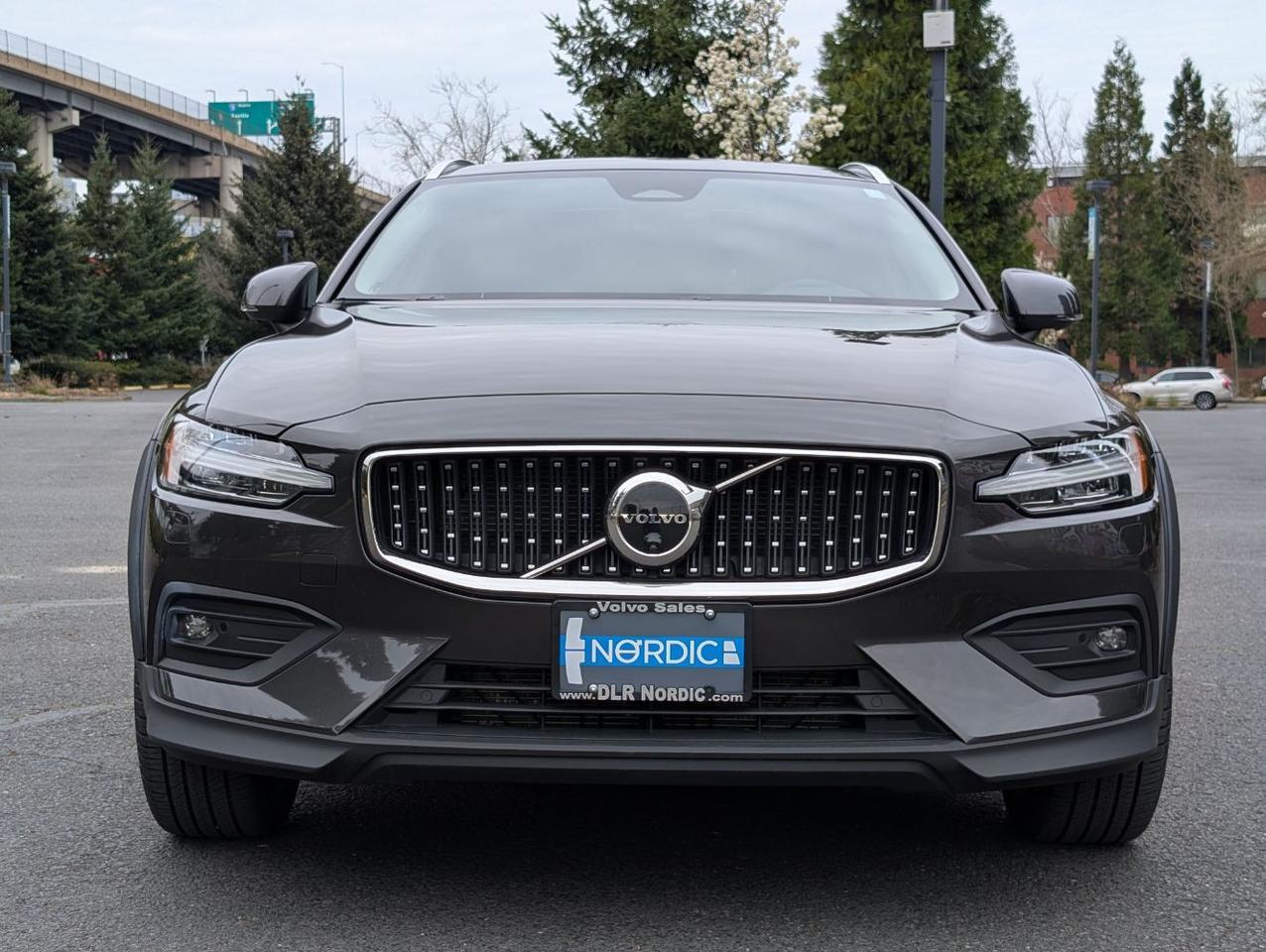 2025 Volvo V60 Cross Country B5 Hybrid AWD PLUS | High Performance Audio, Pilot Assist, 360 Cam, 4 Heated Seats & Wheel Portland OR