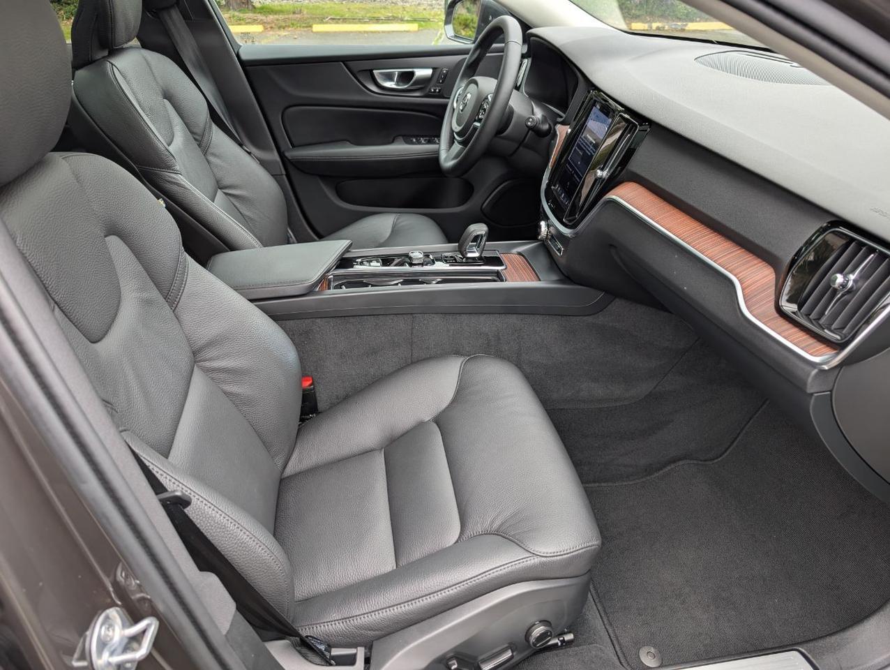 2025 Volvo V60 Cross Country B5 Hybrid AWD PLUS | High Performance Audio, Pilot Assist, 360 Cam, 4 Heated Seats & Wheel Portland OR