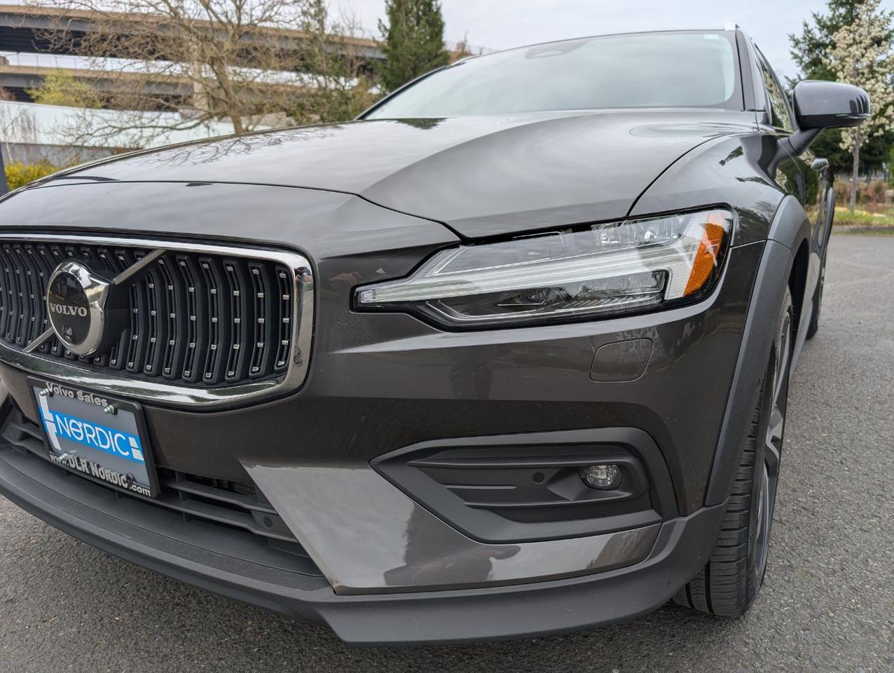 2025 Volvo V60 Cross Country B5 Hybrid AWD PLUS | High Performance Audio, Pilot Assist, 360 Cam, 4 Heated Seats & Wheel Portland OR
