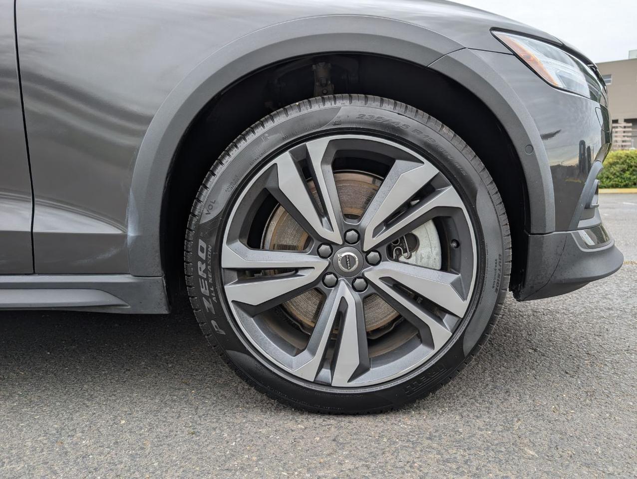 2025 Volvo V60 Cross Country B5 Hybrid AWD PLUS | High Performance Audio, Pilot Assist, 360 Cam, 4 Heated Seats & Wheel Portland OR