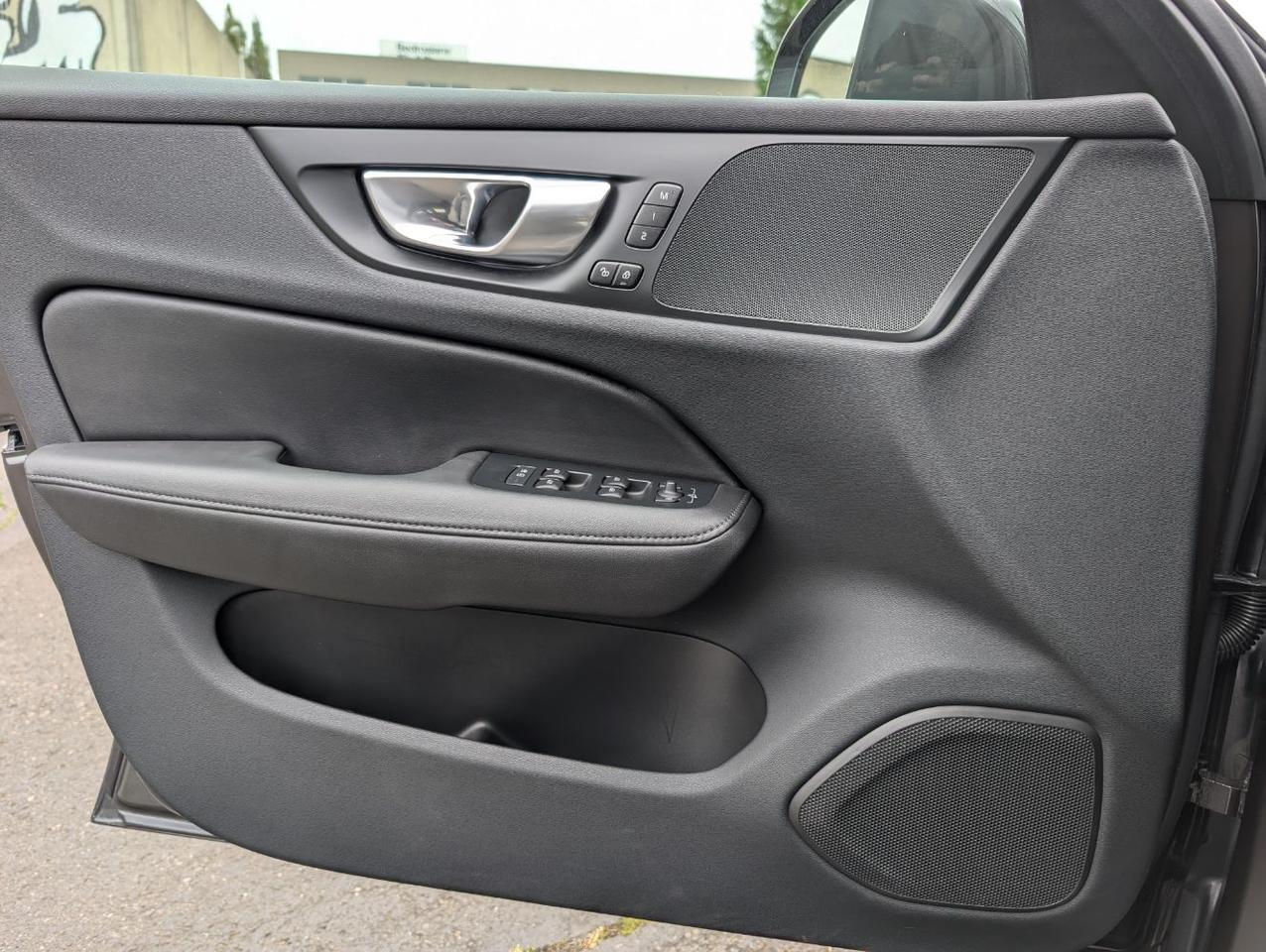 2025 Volvo V60 Cross Country B5 Hybrid AWD PLUS | High Performance Audio, Pilot Assist, 360 Cam, 4 Heated Seats & Wheel Portland OR