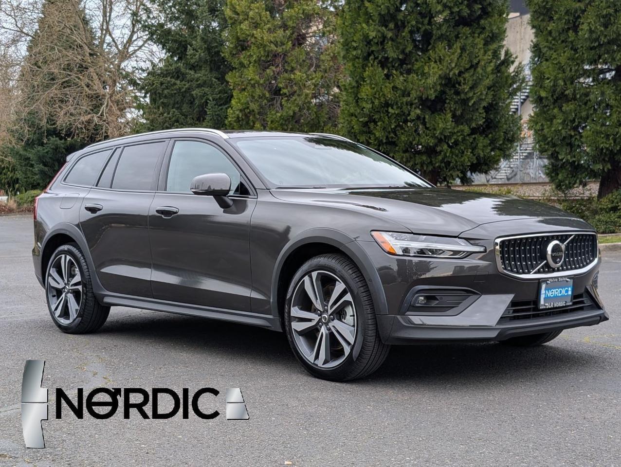 2025 Volvo V60 Cross Country B5 Hybrid AWD PLUS | High Performance Audio, Pilot Assist, 360 Cam, 4 Heated Seats & Wheel