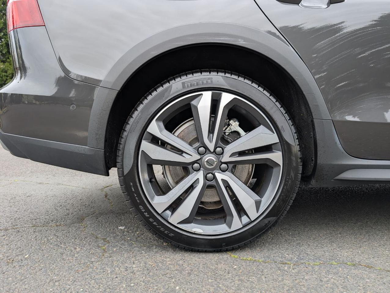 2025 Volvo V60 Cross Country B5 Hybrid AWD PLUS | High Performance Audio, Pilot Assist, 360 Cam, 4 Heated Seats & Wheel Portland OR