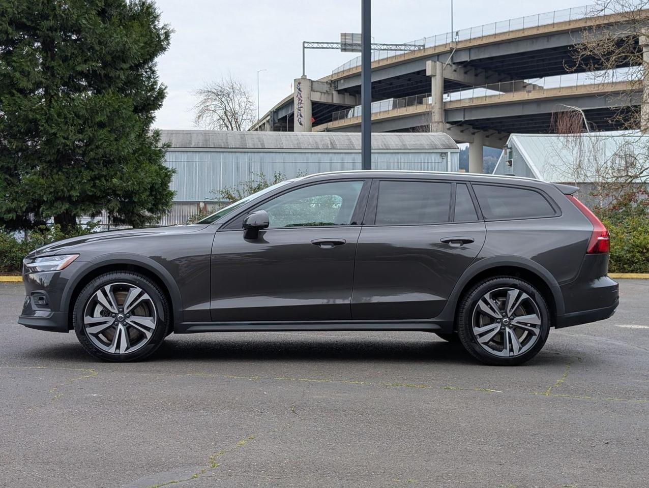 2025 Volvo V60 Cross Country B5 Hybrid AWD PLUS | High Performance Audio, Pilot Assist, 360 Cam, 4 Heated Seats & Wheel Portland OR
