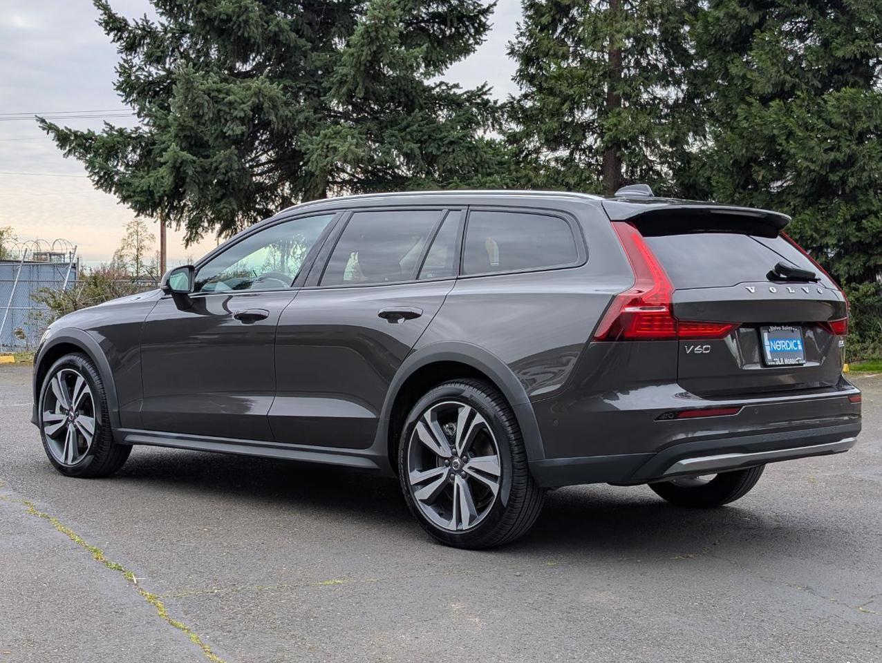 2025 Volvo V60 Cross Country B5 Hybrid AWD PLUS | High Performance Audio, Pilot Assist, 360 Cam, 4 Heated Seats & Wheel Portland OR