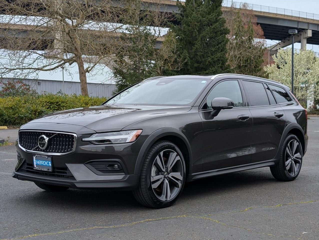 2025 Volvo V60 Cross Country B5 Hybrid AWD PLUS | High Performance Audio, Pilot Assist, 360 Cam, 4 Heated Seats & Wheel Portland OR