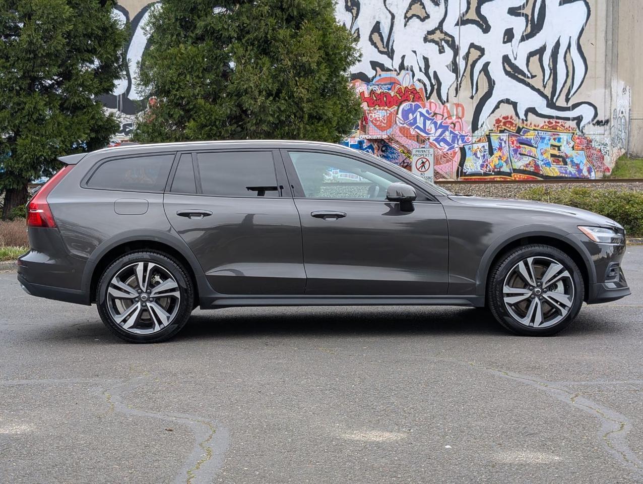 2025 Volvo V60 Cross Country B5 Hybrid AWD PLUS | High Performance Audio, Pilot Assist, 360 Cam, 4 Heated Seats & Wheel Portland OR