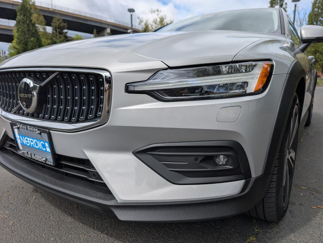 2025 Volvo V60 Cross Country B5 Hybrid AWD PLUS | High Performance Audio, Pilot Assist, 360 Cam, 4 Heated Seats & Wheel Portland OR