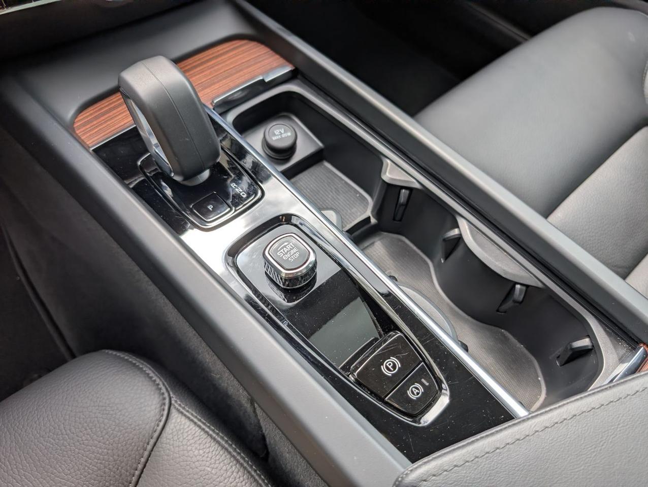 2025 Volvo V60 Cross Country B5 Hybrid AWD PLUS | High Performance Audio, Pilot Assist, 360 Cam, 4 Heated Seats & Wheel Portland OR