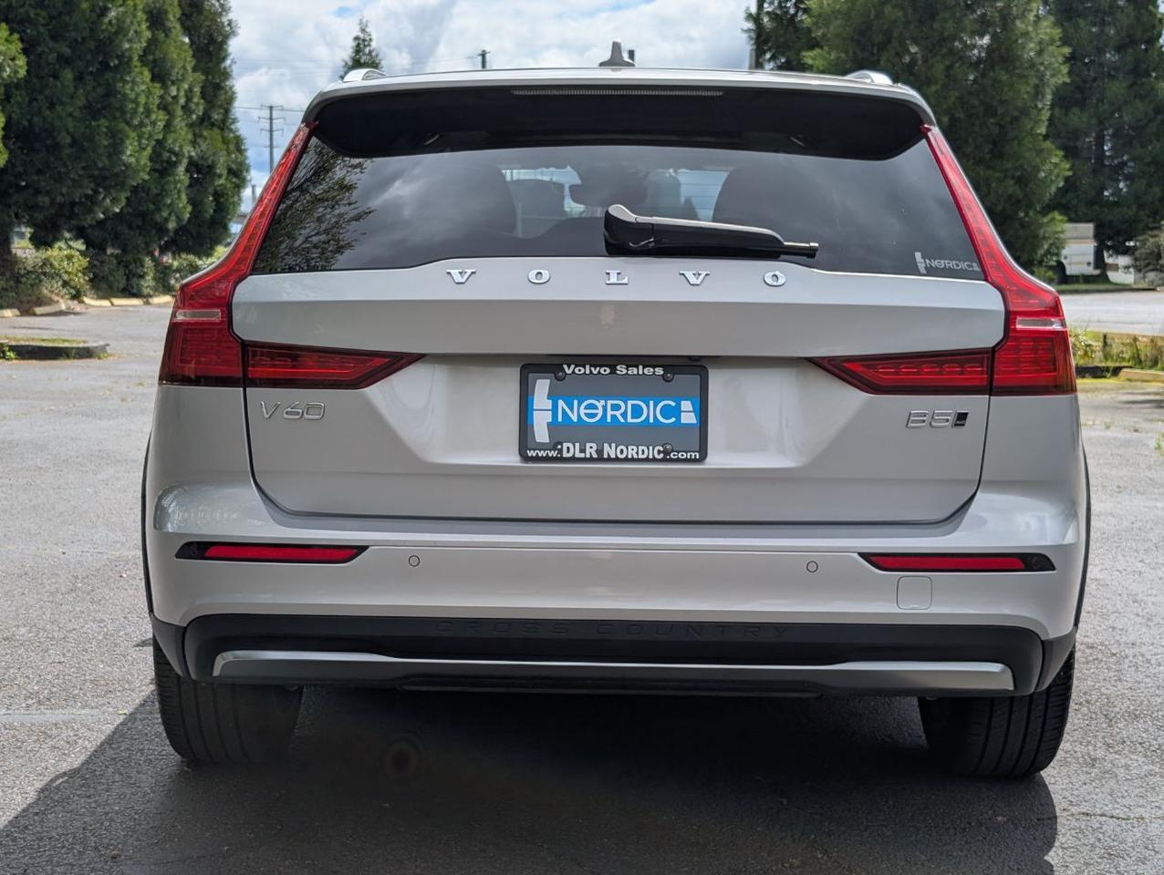 2025 Volvo V60 Cross Country B5 Hybrid AWD PLUS | High Performance Audio, Pilot Assist, 360 Cam, 4 Heated Seats & Wheel Portland OR