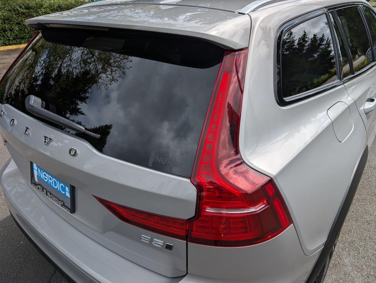 2025 Volvo V60 Cross Country B5 Hybrid AWD PLUS | High Performance Audio, Pilot Assist, 360 Cam, 4 Heated Seats & Wheel Portland OR