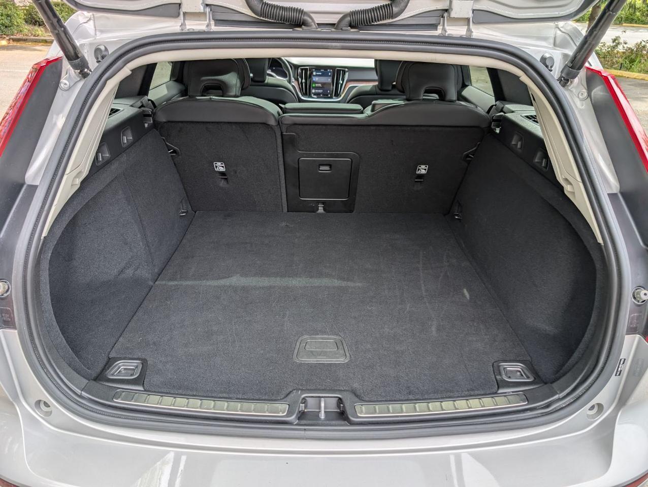 2025 Volvo V60 Cross Country B5 Hybrid AWD PLUS | High Performance Audio, Pilot Assist, 360 Cam, 4 Heated Seats & Wheel Portland OR