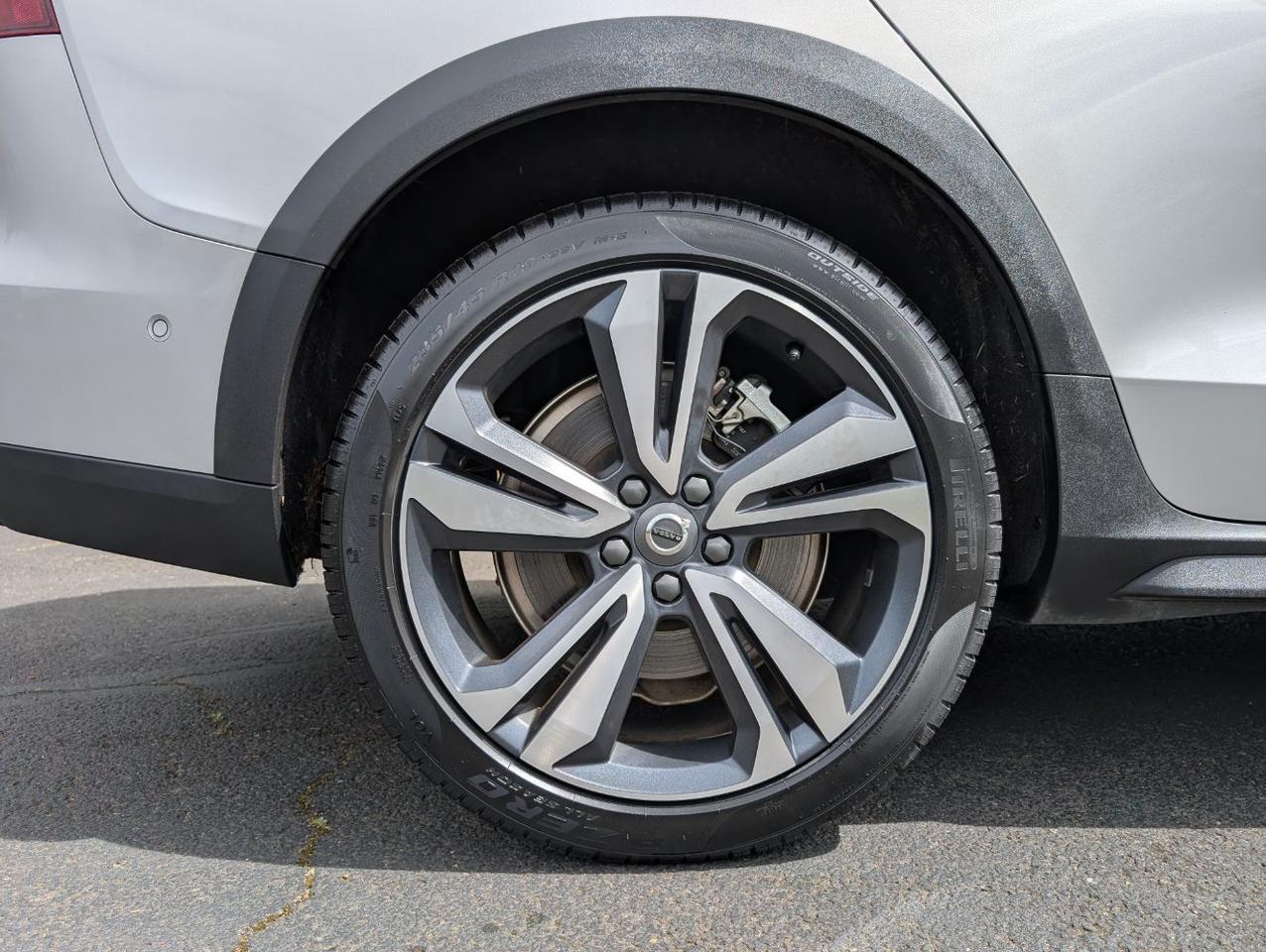 2025 Volvo V60 Cross Country B5 Hybrid AWD PLUS | High Performance Audio, Pilot Assist, 360 Cam, 4 Heated Seats & Wheel Portland OR