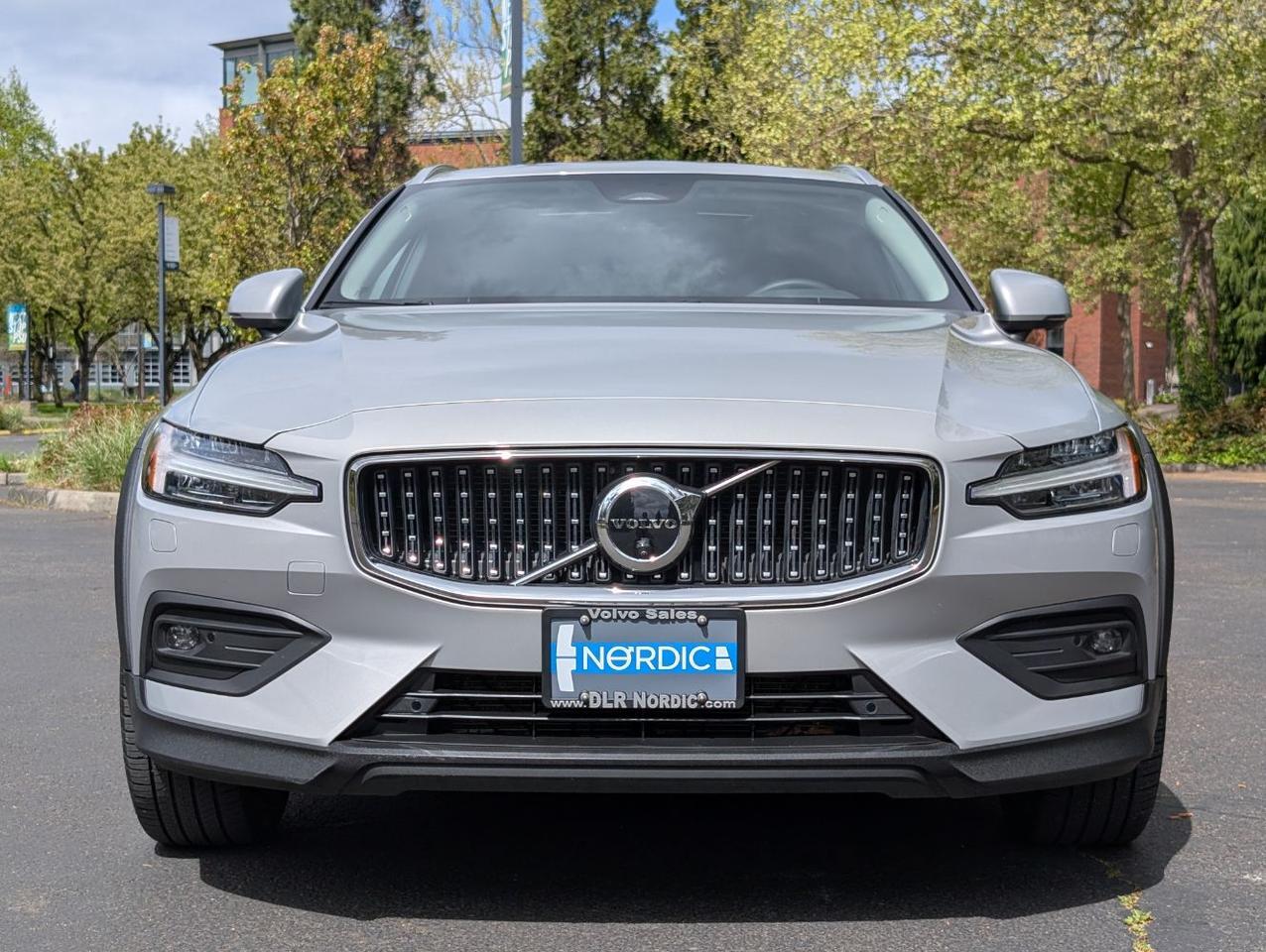 2025 Volvo V60 Cross Country B5 Hybrid AWD PLUS | High Performance Audio, Pilot Assist, 360 Cam, 4 Heated Seats & Wheel Portland OR